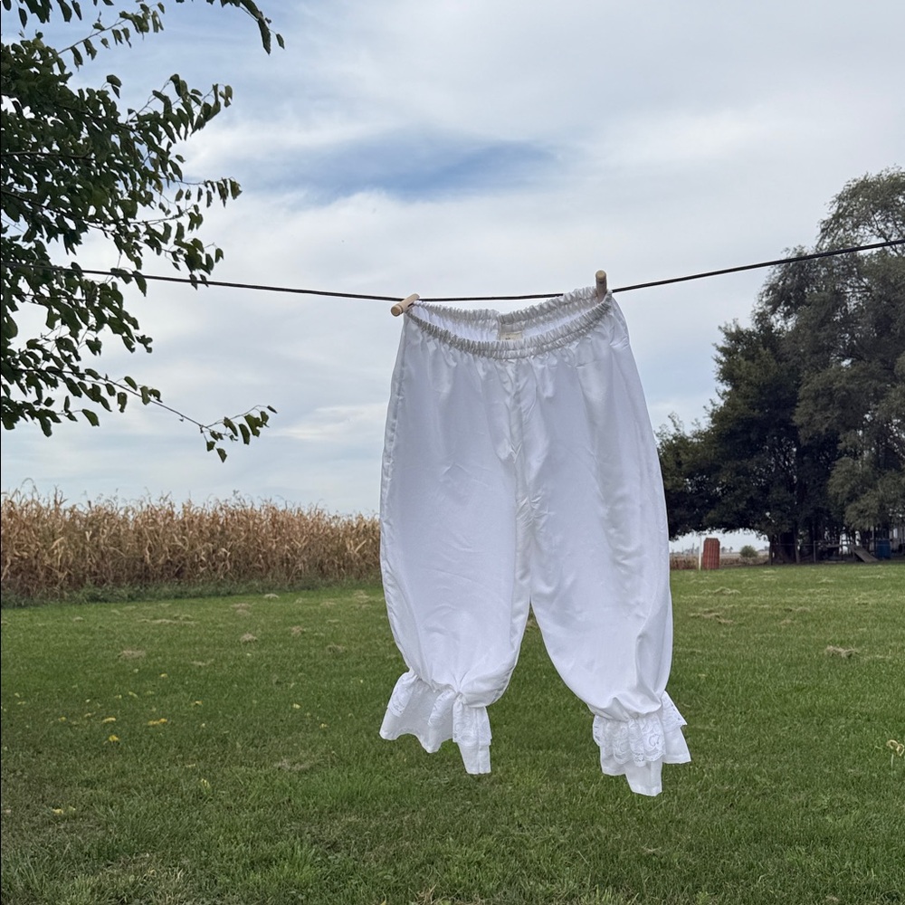 Women’s Vintage White Ruffled lace Bloomers Medium